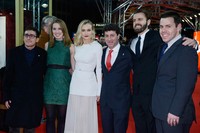 Di sesi pemotretan, Kruger sempat berfoto bersama Jake DeVito, Elizabeth Lodge, Antoine Douaihy, sutradara A.J. Edwards dan Kevin Kowalski. Clemens Bilan/Getty Images.