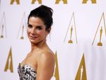 Sandra Bullock Tampil Berbunga
