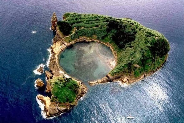 Aneh Tapi Nyata, Ada Danau di Tengah Samudera!