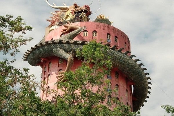 Kuil di Thailand Ini Dililit Naga!