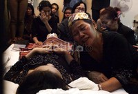 Keluarga serta kerabat menangis di samping jenazah dr Frisca.