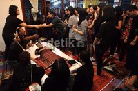 Para pelayat terus berdatangan ke rumah duka.