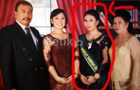 Foto dr Frisca (kedua dari kanan) semasa hidup.