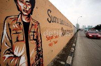     Mural itu bergambar Wiji Thukul dan bertuliskan Suara-suara itu tak bisa dipenjarakan. Di sana bersemanyam kemerdekaan.