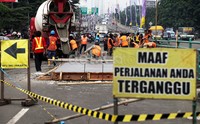 Proses perbaikan ini memakan dua lajur dari empat lajur yang ada. Ruas jalan ini sebelumnya sempat terendam banjir.     