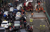 Perbaikan jalan ini mengakibatkan kemacetan sepanjang 5 km dari Kampung Melayu ke arah Tebet.     