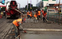 Pemasangan beton dilakukan oleh sekitar 10 orang dan dua truk mobil molen.