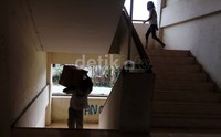 Warga memindahkan perabotan rumah tangga ke Rusun Komarudin.