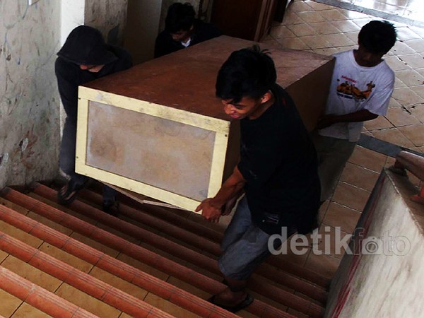 Warga Bantaran Kali Sentiong Tempati Rusun