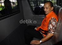 Ia tidak banyak memberikan komentar dan memilih langsung menuju mobil tahanan. Lamhot Aritonang/detikFoto.