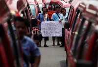 Puluhan sopir angkot melakukan aksi unjuk rasa di Balai Kota, Jakarta, Selasa (11/2/2014).