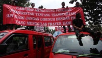 Para sopir menganggap BKTB menurunkan penghasilan mereka.