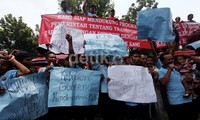 Mereka meminta pertanggungjawaban Gubernur DKI Jakarta Joko Widodo ihwal pengoperasian BKTB yang menurunkan penghasilan para sopir.