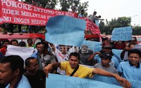 Mereka menuntut agar BKTB tidak beroperasi lagi. Sebab, semenjak BKTB beroperasi, penumpang di PIK cenderung naik bus tersebut.