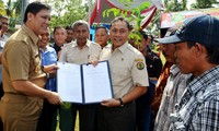 Zulkifli menyerahkan SK Penetapan Areal Kerja (PAK) HKm kepada Bupati Tanggamus Bambang Kurniawan. (dok Kemenhut).
