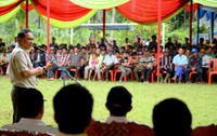 Zulkifli memberikan sambutan di depan masyarakat Desa Kaca Marga, Kecamatan Cuku Balak, Tanggamus, Lampung. (dok Kemenhut).