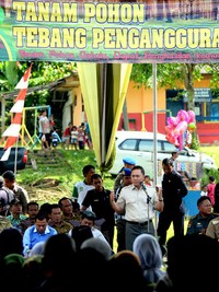 Zulkifli memberikan sambutan di depan masyarakat Desa Sereng Betik, Kecamatan Wonosobo, Tanggamus, Lampung. (dok Kemenhut).