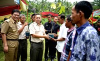 Zulkifli menyerahkan bantuan berupa bibit pohon kepada masyarakat Desa Kaca Marga, Kecamatan Cuku Balak. (dok Kemenhut).