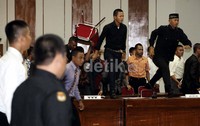 Digambarkan, keributan terjadi saat sidang pleno di mana salah satu partai menolak hasil perhitungan suara.