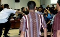 Beberapa perwakilan parpol menginjak dan melompati meja-meja sidang. Kericuhan tak terhindari. Bakbuk! perwakilan parpol saling baku hantam.