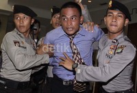 Polisi pun mengamankan sejumlah pelaku kericuhan.