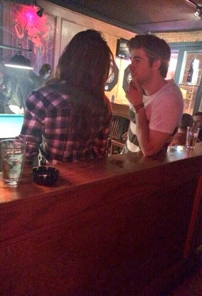 Liam Hemsworth dan Nina Dobrev Kepergok Berduaan di Bar