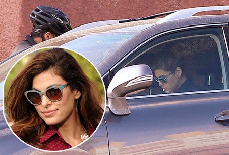 Priit..Eva Mendes Ditilang Karena Nyetir Sambil Menelepon