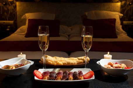 Mau Dinner Romantis di Rumah Bersama Pasangan? Lakukan Persiapan Ini!