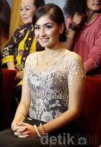 Dara berusia 25 tahun itu tampak cantik di premiere tersebut. Asep/detikHOT.