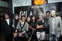 Julia Perez dan para sutradara film 'Gila & Jiwa' saat ditemui di Hard Rock Cafe Jakarta, Pasific Place, SCBD, Sudirman, Jakarta, Senin malam (10/2). Noel/detikHOT.