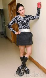 Gaya Rock Chic ala Dewi Dewi