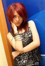 Gaya Rock Chic ala Dewi Dewi