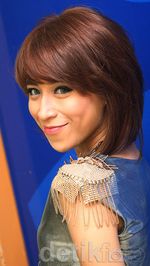 Gaya Rock Chic ala Dewi Dewi