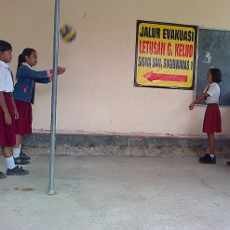 Meski Kelud Siaga, Anak-anak SD Tak Takut Sekolah