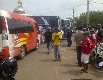 Pertemuan Deadlock, Pengunjukrasa Proyek PLTU Sandera Bus dan Minibus