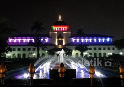 Lampu Warna-warni Percantik Gedung Sate & Jembatan Pasupati