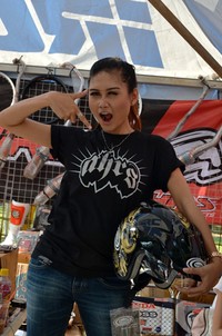 Kini raja apparel yang bermarkas di Tole Iskandar Depok ini membawa virus dimana yang pertama kali dalam menggelar produk terbarunya clothing untuk nuansa bikers. Karya terbaru di kedepankan dengan desain berani dan gaul yang menggabungkan nuansa muda sporti dan nuansa biker. (dok: AHRS).