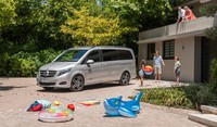 Pria mapan bisa memilih 1 di antara 2 pilihan Mercy V-Class 2015 wheelbase sedang dan panjang. (dok. Mercy)