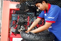 Paling pertama, lihat alur ban. Pilih ban yang banyak alurnya, jelas Marketing Communication Manager Planet Ban Bagus Ardian.