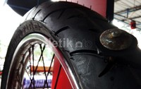 Ban dalam maksimal hanya dianjurkan untuk kena 3 lubang paku. Sementara ban luar 3-5 lubang paku.