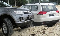 Selain bentuk grill dan bempernya yang mempertegas kegagahannya, tampilan lainnya seperti spion kiri dan kanan yang berlapis krom membuat tampilannya kian mewah.