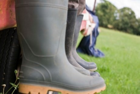 Agar Tak Mudah Tertular Penyakit Pasca Banjir, Pakailah Sepatu Karet