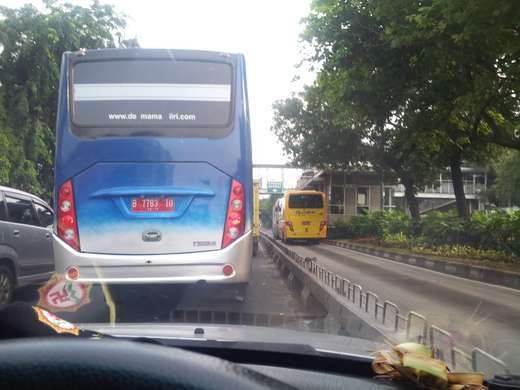 Bus Plat Merah Enjoy Jakarta Masuk Busway