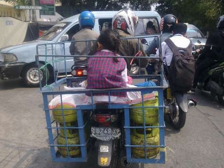 Dibonceng Bareng Gas, Anak Sekolah Ini Harus Nangkring di Atas Motor