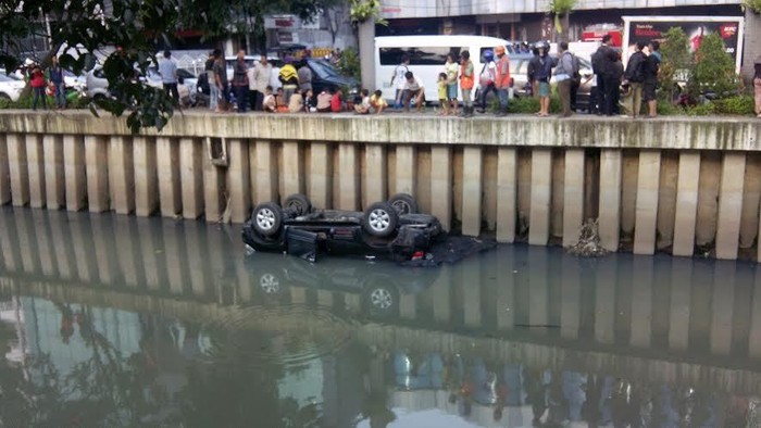 Fortuner Nyemplung ke Kali Cideng, Lalin Macet