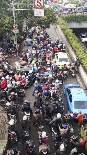 Ini Ruwetnya Kemacetan Akibat Pemotor yang Lawan Arus di Pasar Minggu