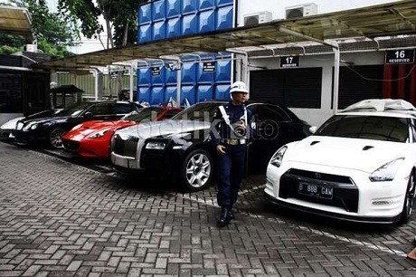 Tim KPK Dilatih Teknik Perawatan Khusus Super Car Wawan