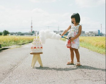     Foto Kanna tersebut merupakan hasil jepretan dari Nagona Tayokazu, yang tak lain adalah ayah dari si anak.