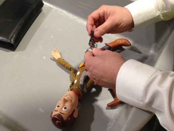 Petugas Bandara Ini Melucuti Pistol Woody Toy Story