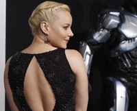 Abbie Cornish terlihat menggoda saat memamerkan punggungnya di depan kamera. REUTERS/Fred Prouser.